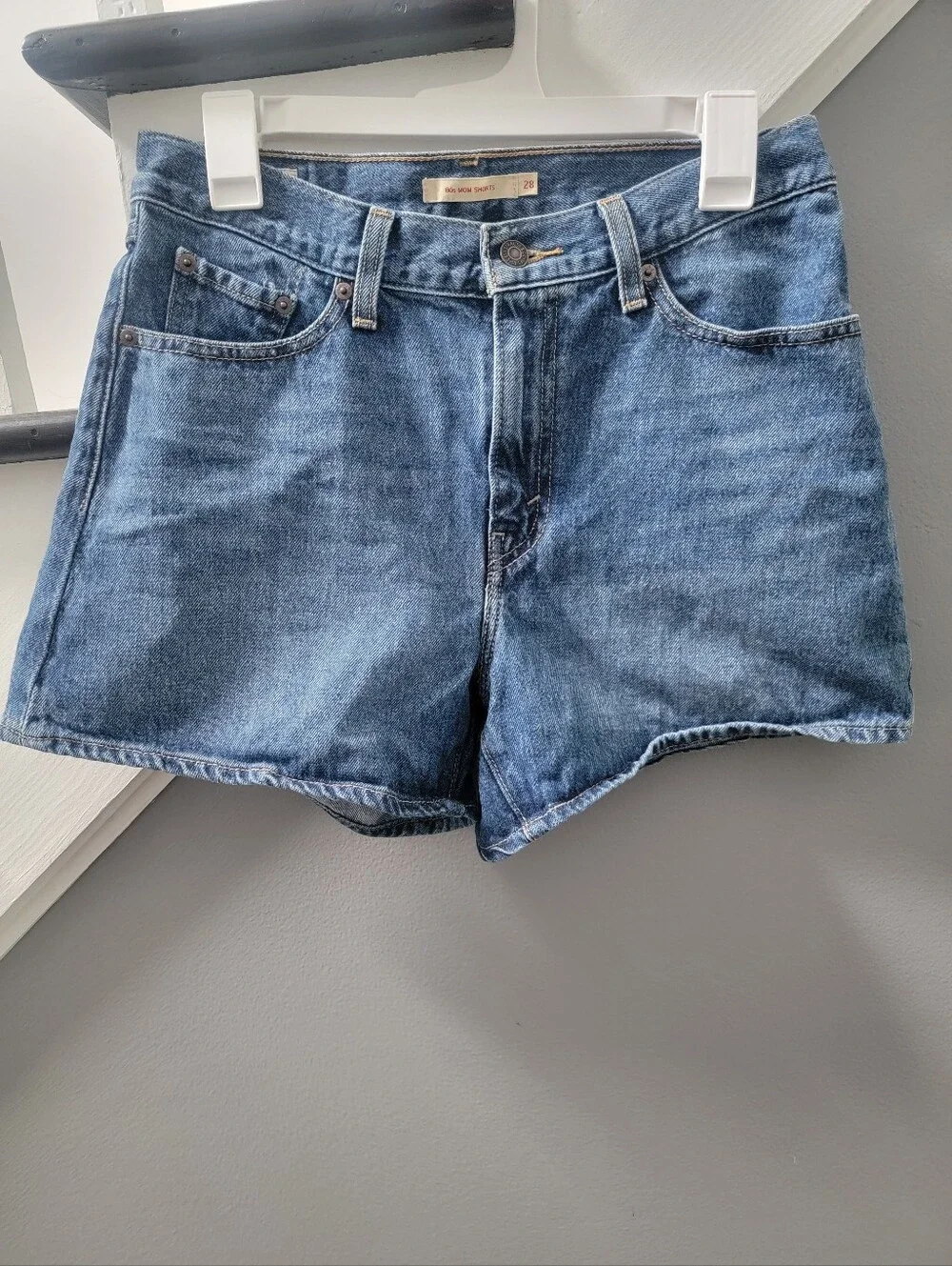 Levi's 80s mom shorts denim womens Size 28 High Rise Med Wash